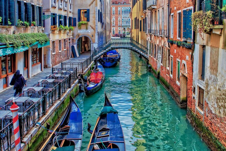 Venice: St Mark's Basilica, Doge's Palace, and Gondola Ride - A 30-minute gondola ride through Venice
