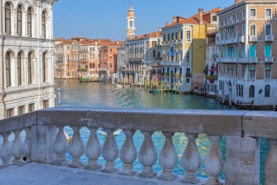 Venice: St. Mark's Basilica, Doge's Palace & Gondola Ride - Rialto Bridge and the city’s food culture