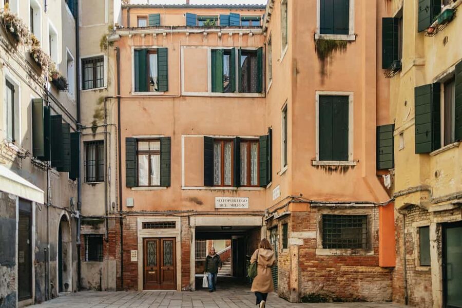 Venice: St. Mark's Basilica Guided Tour & Gondola Ride - Rialto Bridge and the fish market