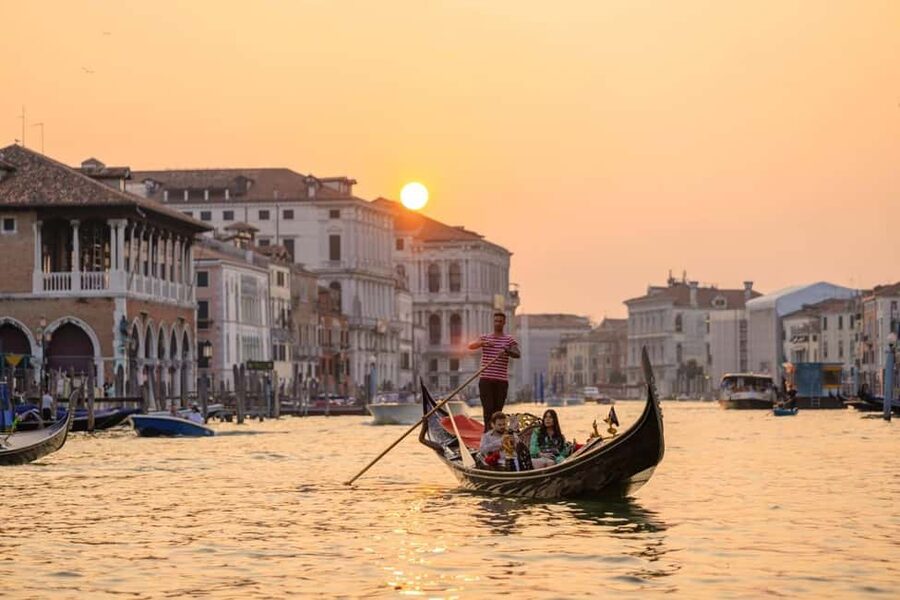 Venice: St. Mark's, Doge's Palace, Rialto, and Gondola Tour - The essential Venice day at a glance