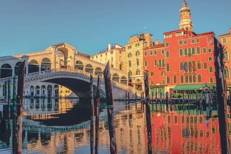 Venice: St. Mark's, Doge's Palace, Rialto, and Gondola Tour - The walk to Rialto through quieter Venice