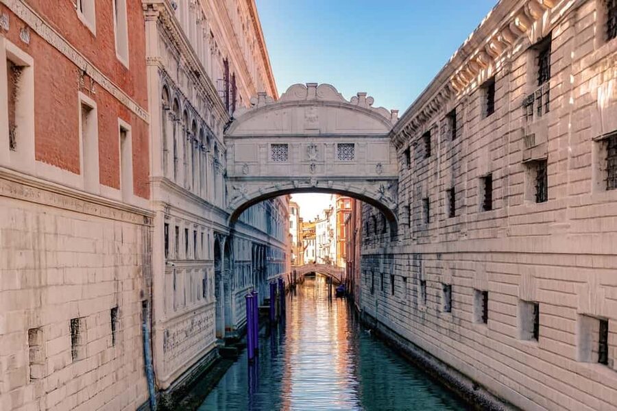 Venice: St. Mark's, Doge's Palace, Rialto, and Gondola Tour - Who should book it?