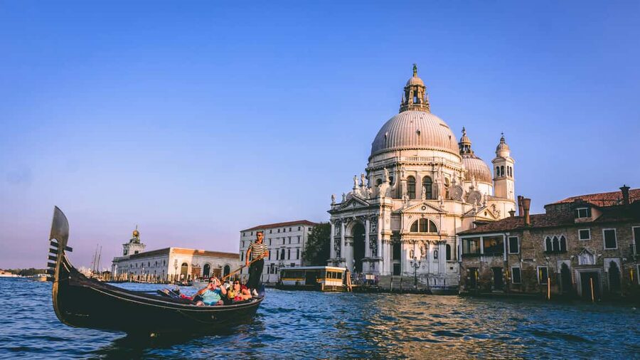 Venice: St. Mark’s Walking Tour & Gondola Traghetto Crossing - Key points at a glance
