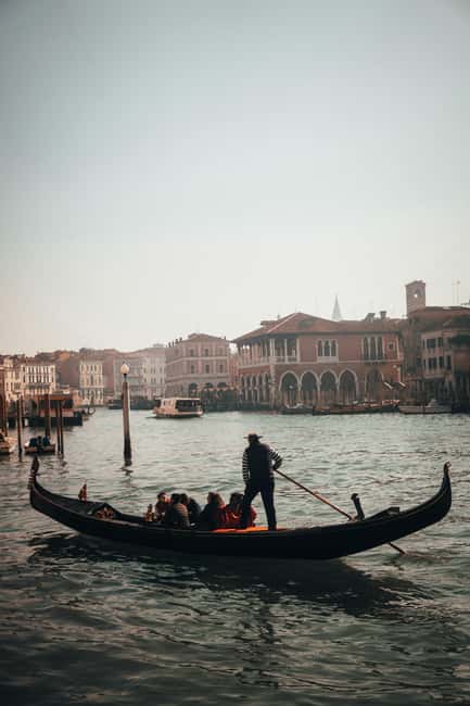 Venice: St. Mark’s Walking Tour & Gondola Traghetto Crossing - How the audio guide works in practice