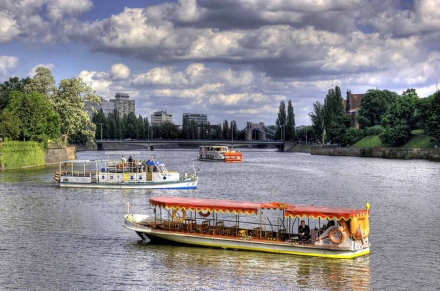 Wrocław: city walk with a professional guide and cruise - Rynek and the story told by the Old Town