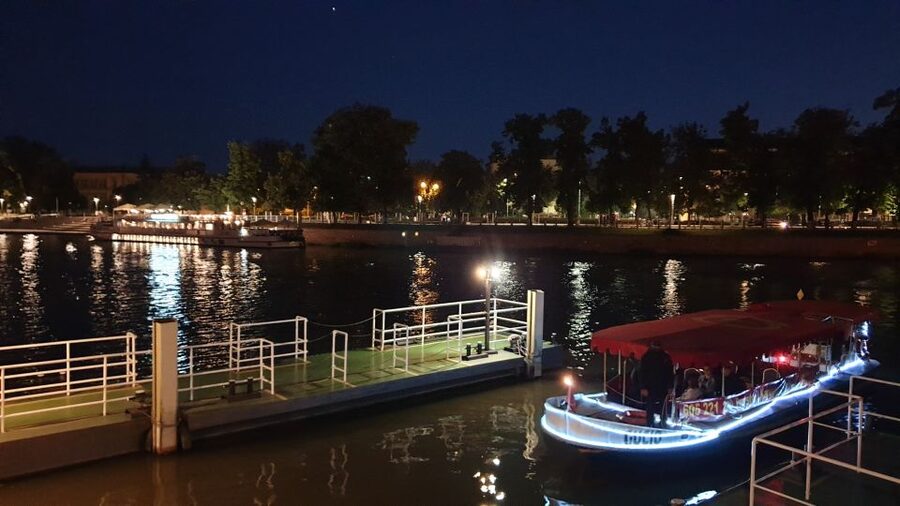 Wrocław: Old City Night Walk and Gondola Ride - Starting beside Wrocław’s medieval market square