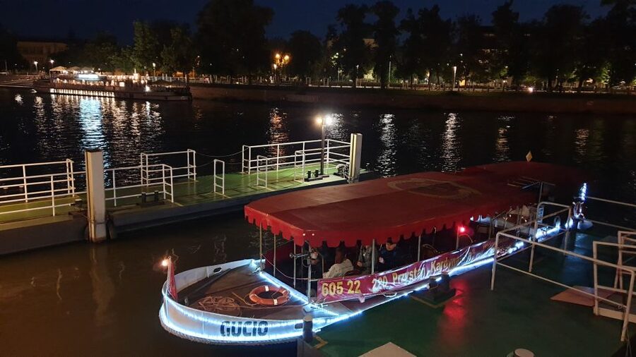 Wrocław: Old City Night Walk and Gondola Ride - Should you book this Wrocław evening tour?