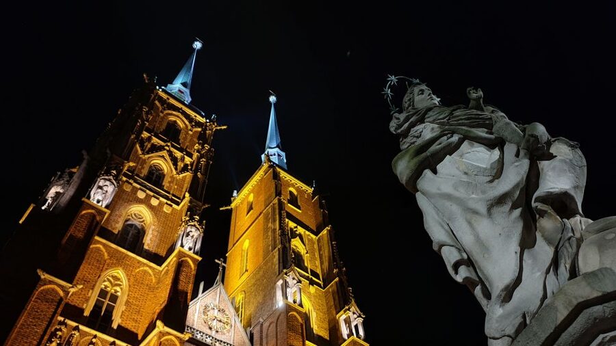 Wrocław: Old City Night Walk and Gondola Ride - The fountain story and the University of Wrocław