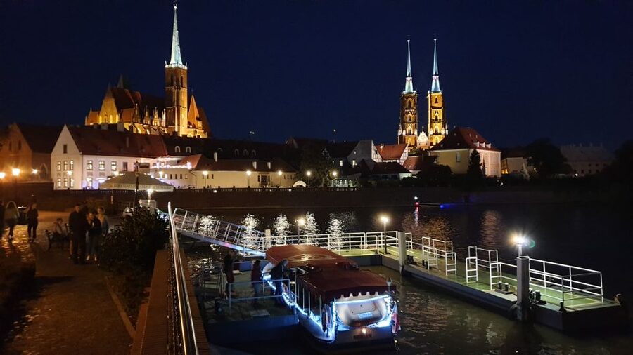 Wrocław: Old City Night Walk and Gondola Ride - Boarding at Przystań Kardynalska