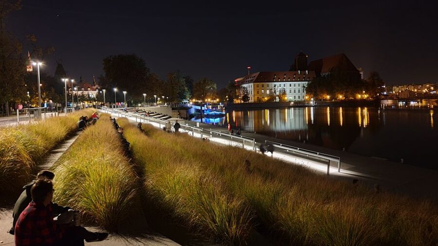 Wrocław: Old City Night Walk and Gondola Ride - What the $181 group price really means