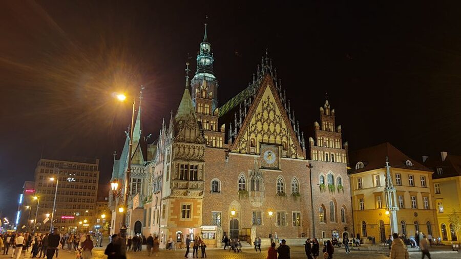 Wrocław: Old City Night Walk and Gondola Ride - Timing the tour for the best atmosphere