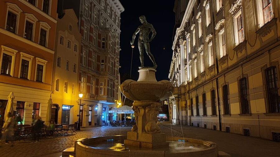 Wrocław: Old City Night Walk and Gondola Ride - Booking details worth keeping in mind