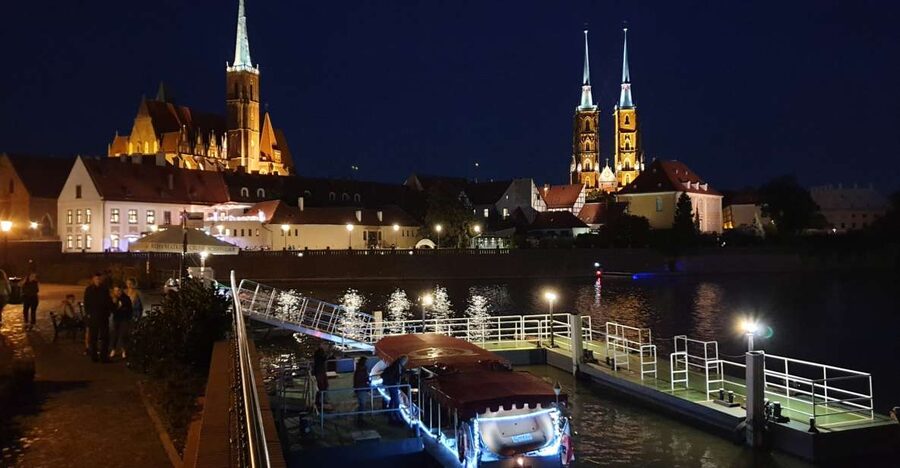 Wrocław: Old City Night Walk and Gondola Ride - Crossing toward Sand Island and Cathedral Island